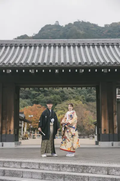 寺院山門と白無垢