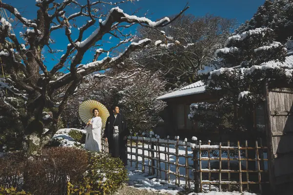 雪の門と青空