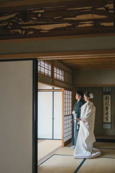 和室の床の間前の白無垢