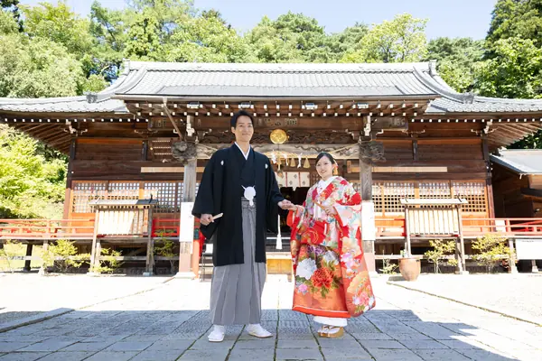 社殿正面と和装