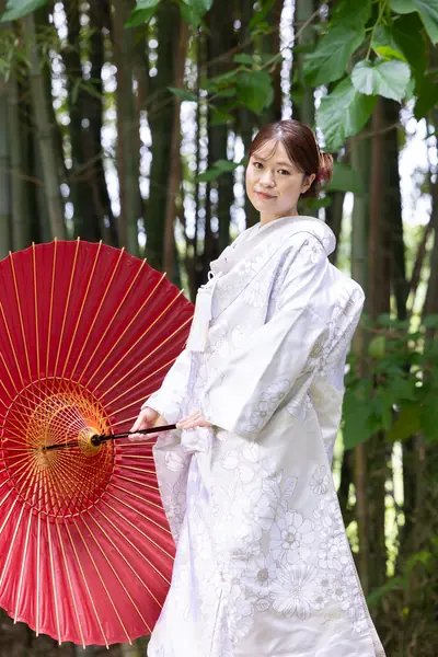 竹林と白無垢と赤傘