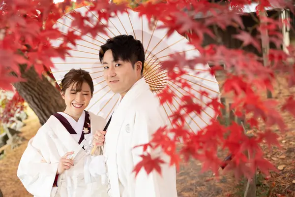 紅葉と白無垢と番傘