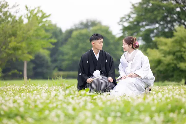 新緑の芝生のふたり