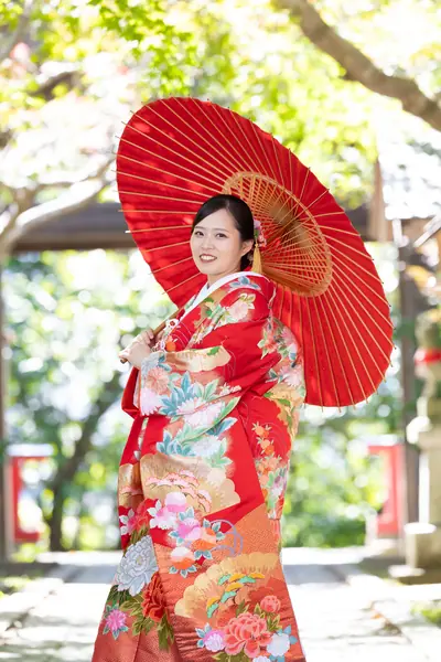 岩手 — 赤い色打掛と番傘