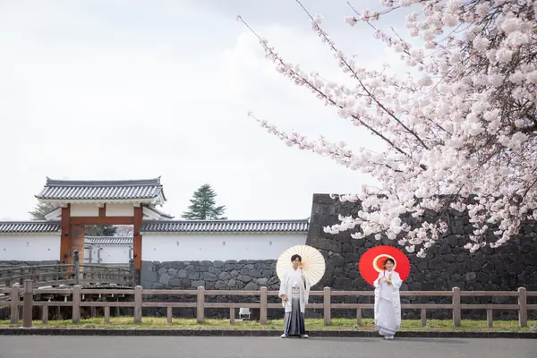 城門と桜と傘2本